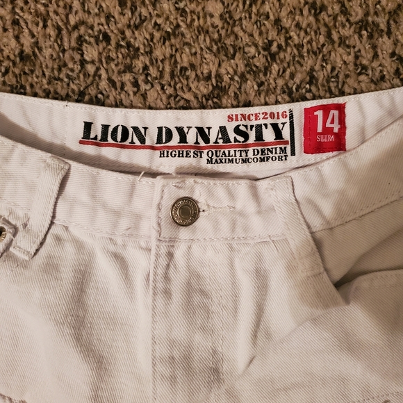 Boys White Distressed Lion Dynasty Shorts 14 - Picture 2 of 3